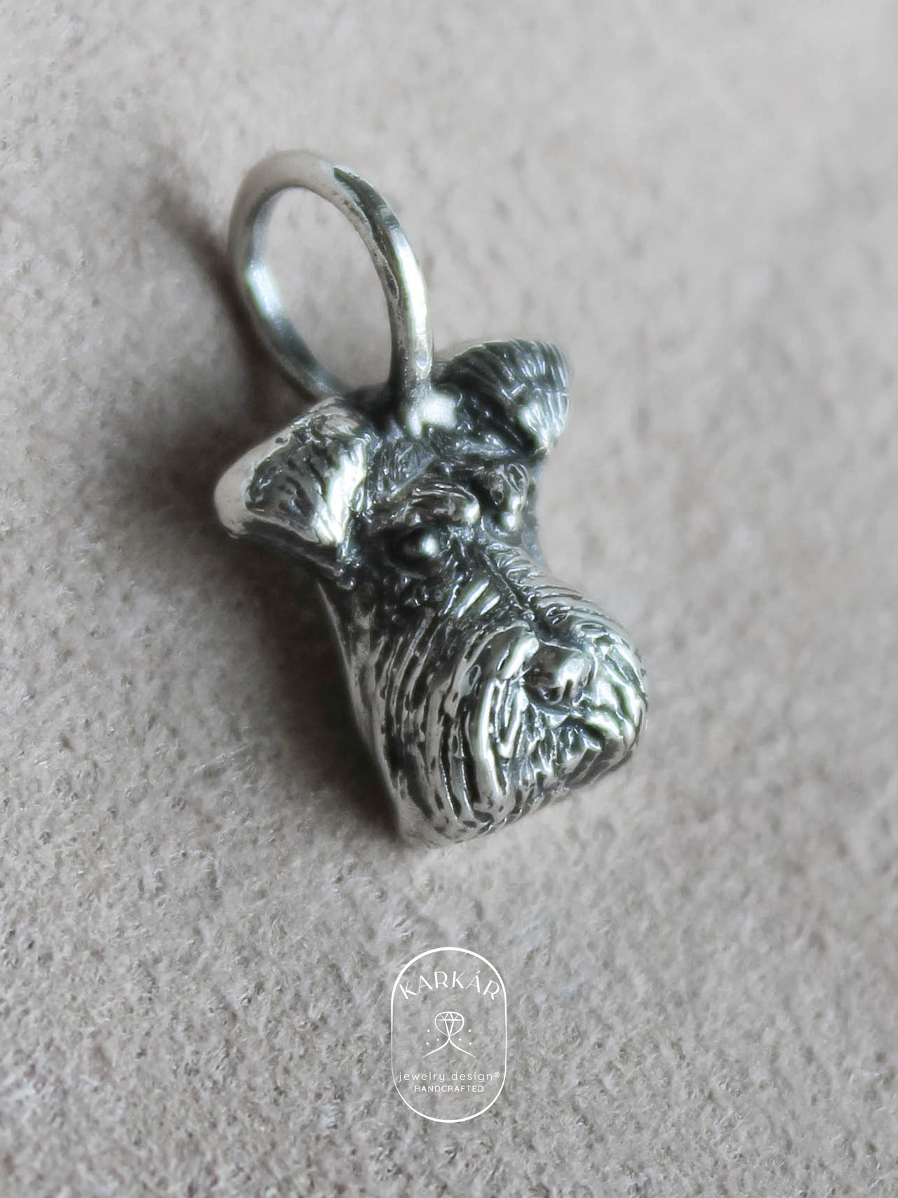 Dije de Schnauzer cara mini