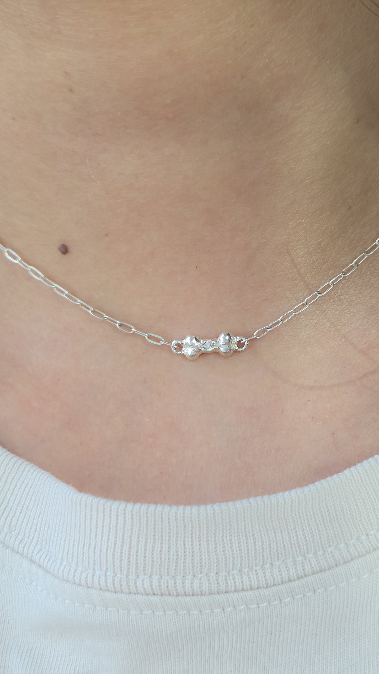 Collar con dije de Huesito Mini con moissanita