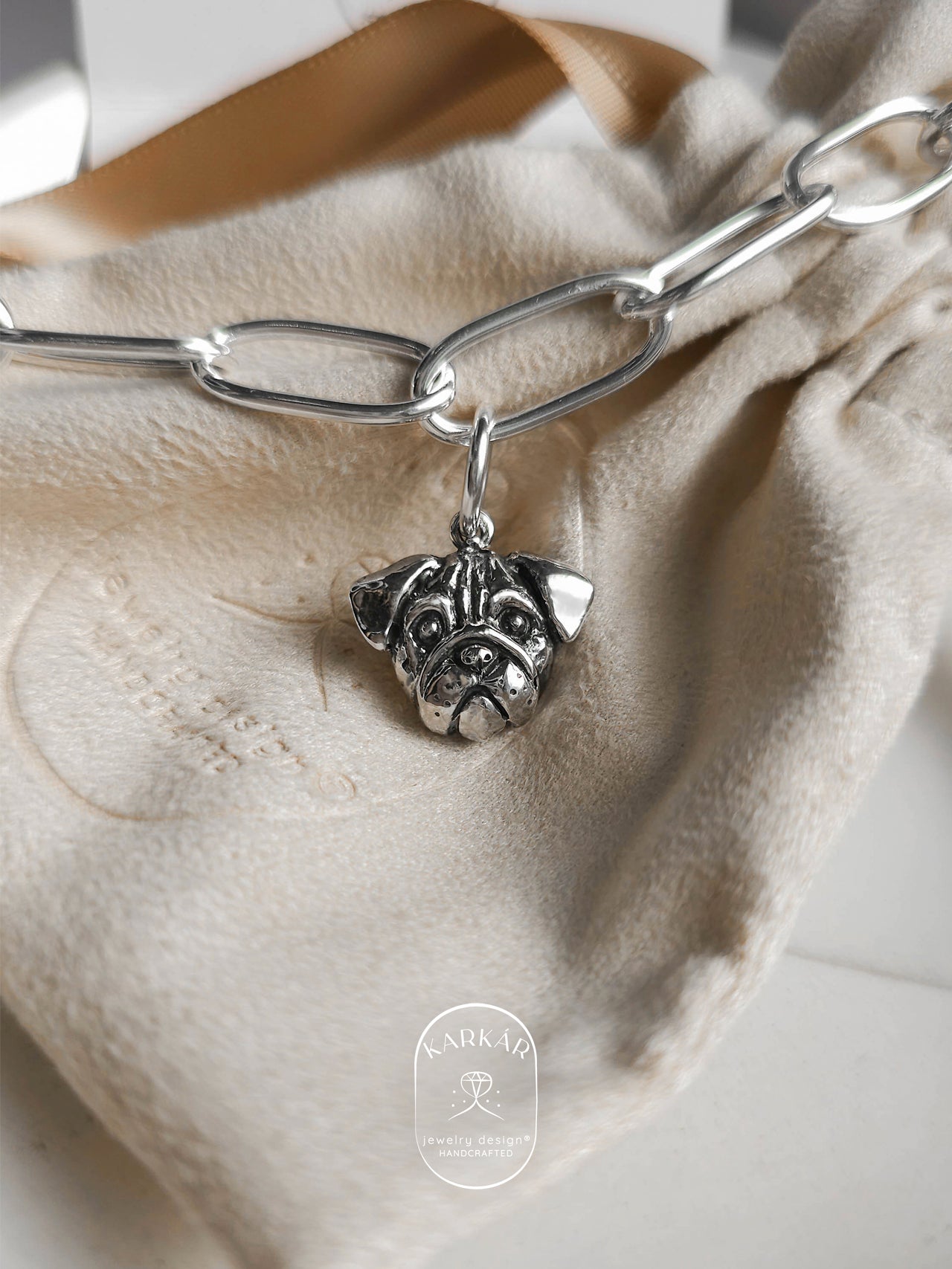 Charm de Pug cara chica