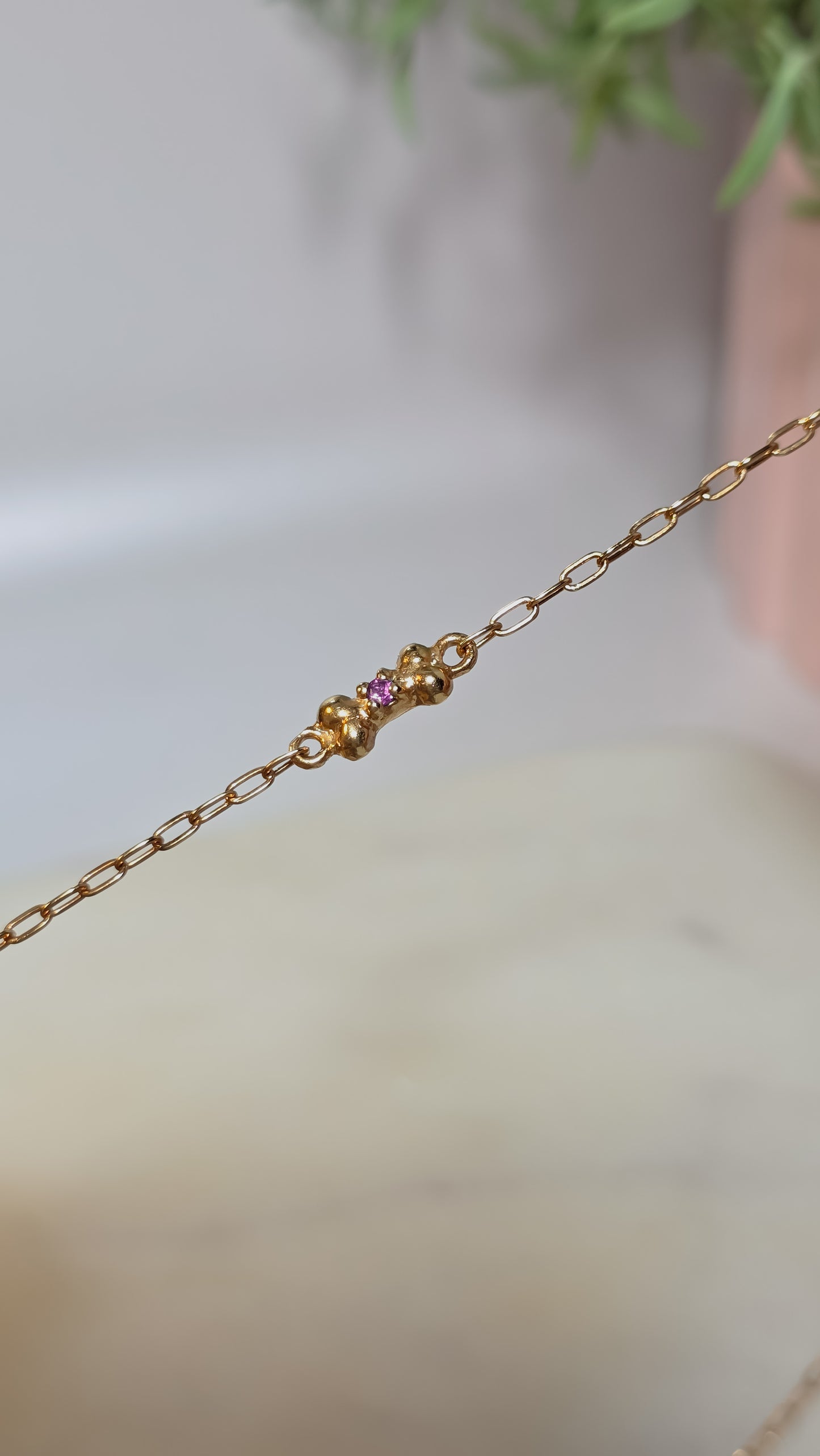 Collar con dije de Huesito Mini con granate rodolita