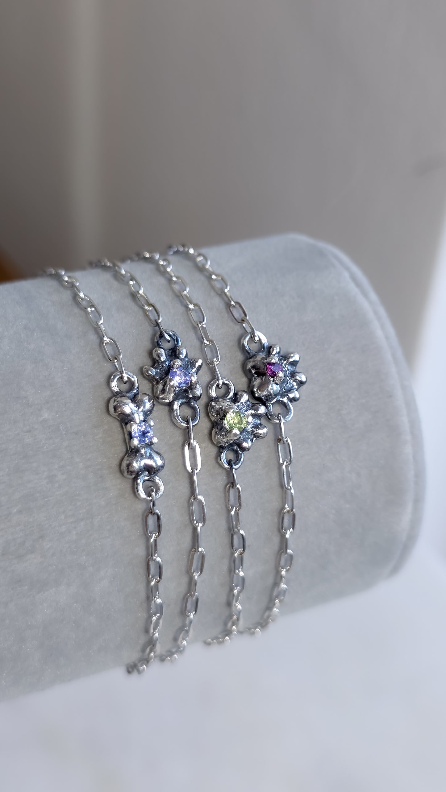 Pulsera huesito o huellita mini con gema