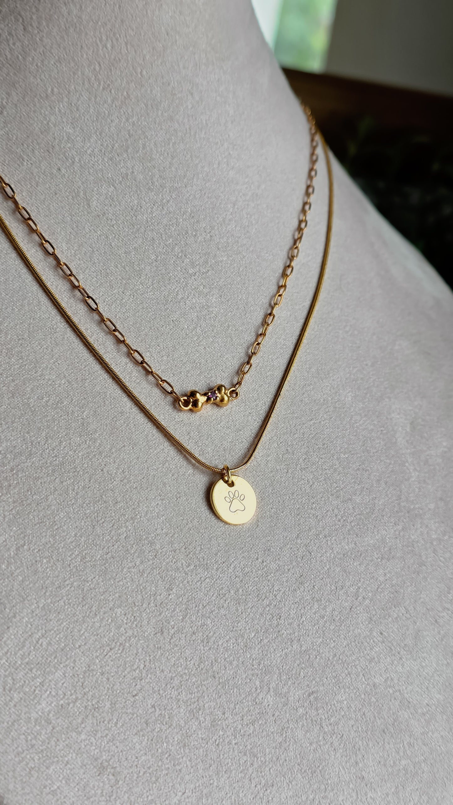 Collar con dije de Huesito Mini con granate rodolita