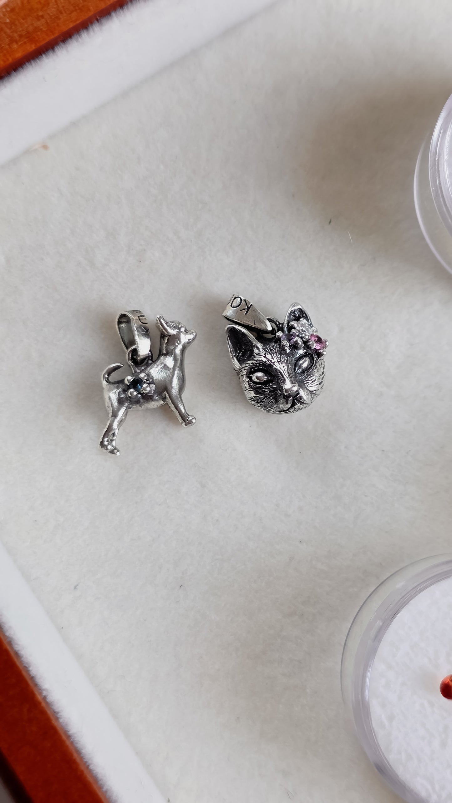 Dije de Gato con gemas cara chica