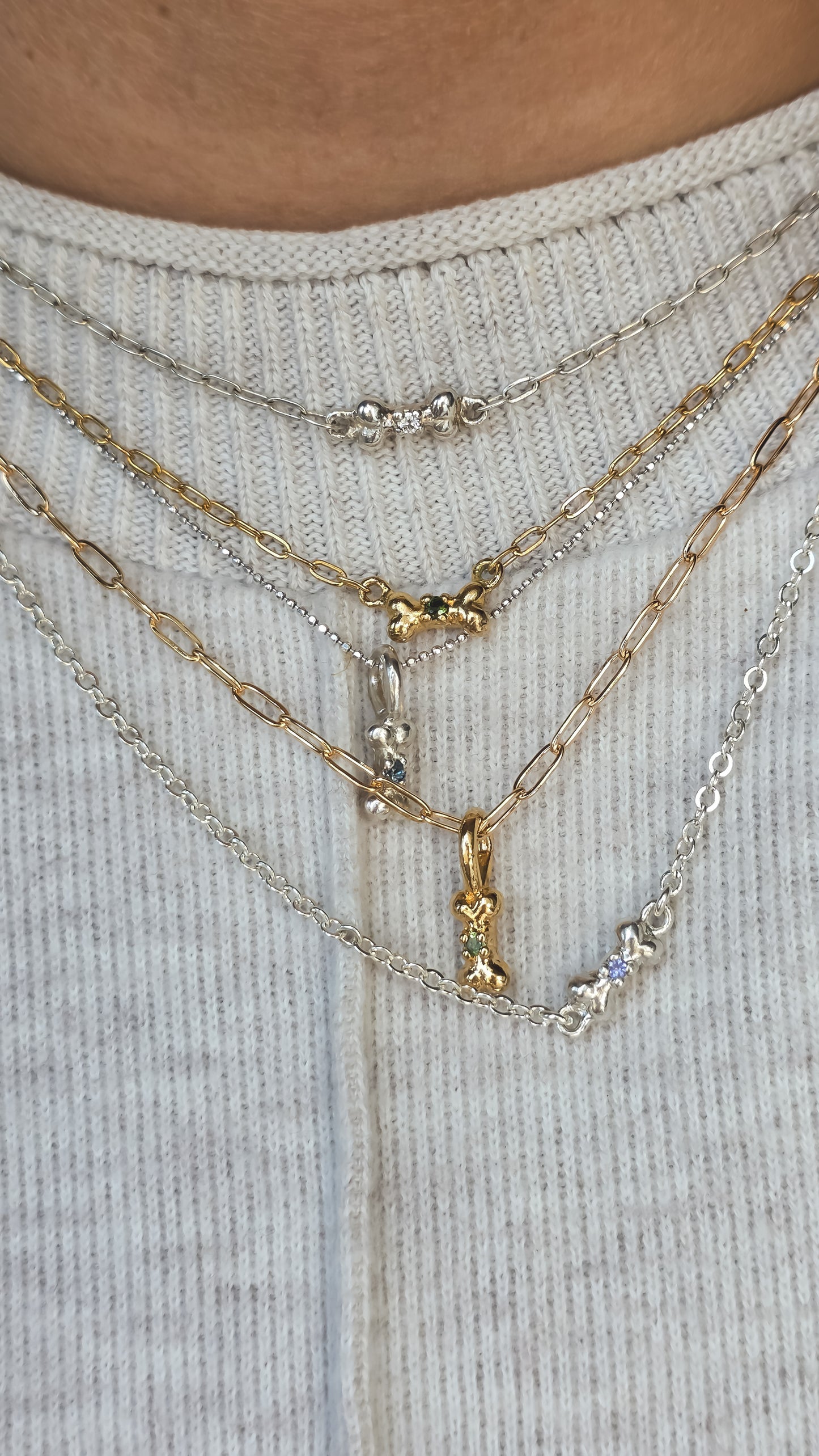 Collar con dije de Huesito Mini con moissanita