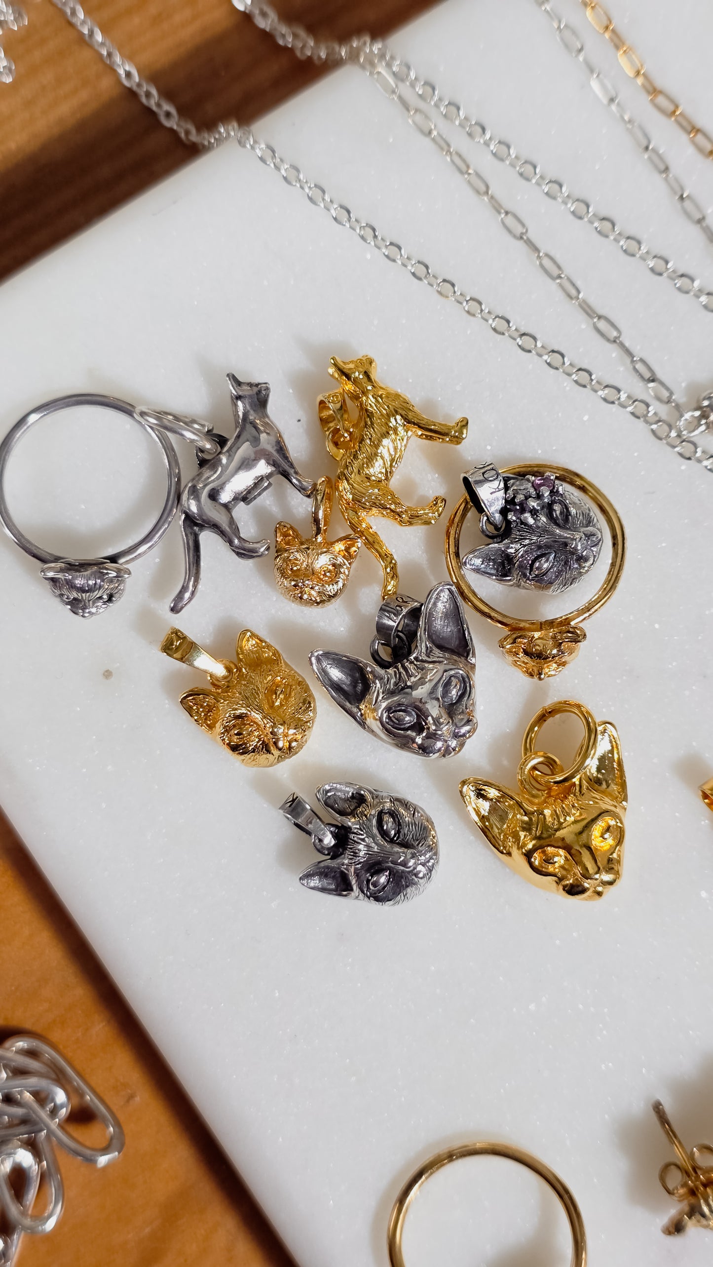 Dije de Gato con gemas cara chica