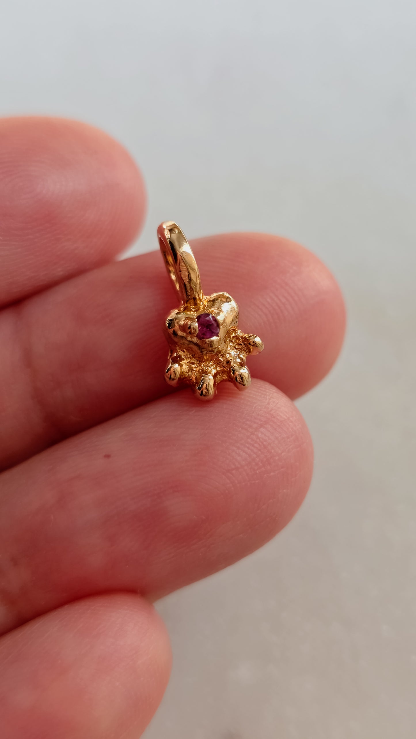 Dije de Huellita Mini con granate rodolita