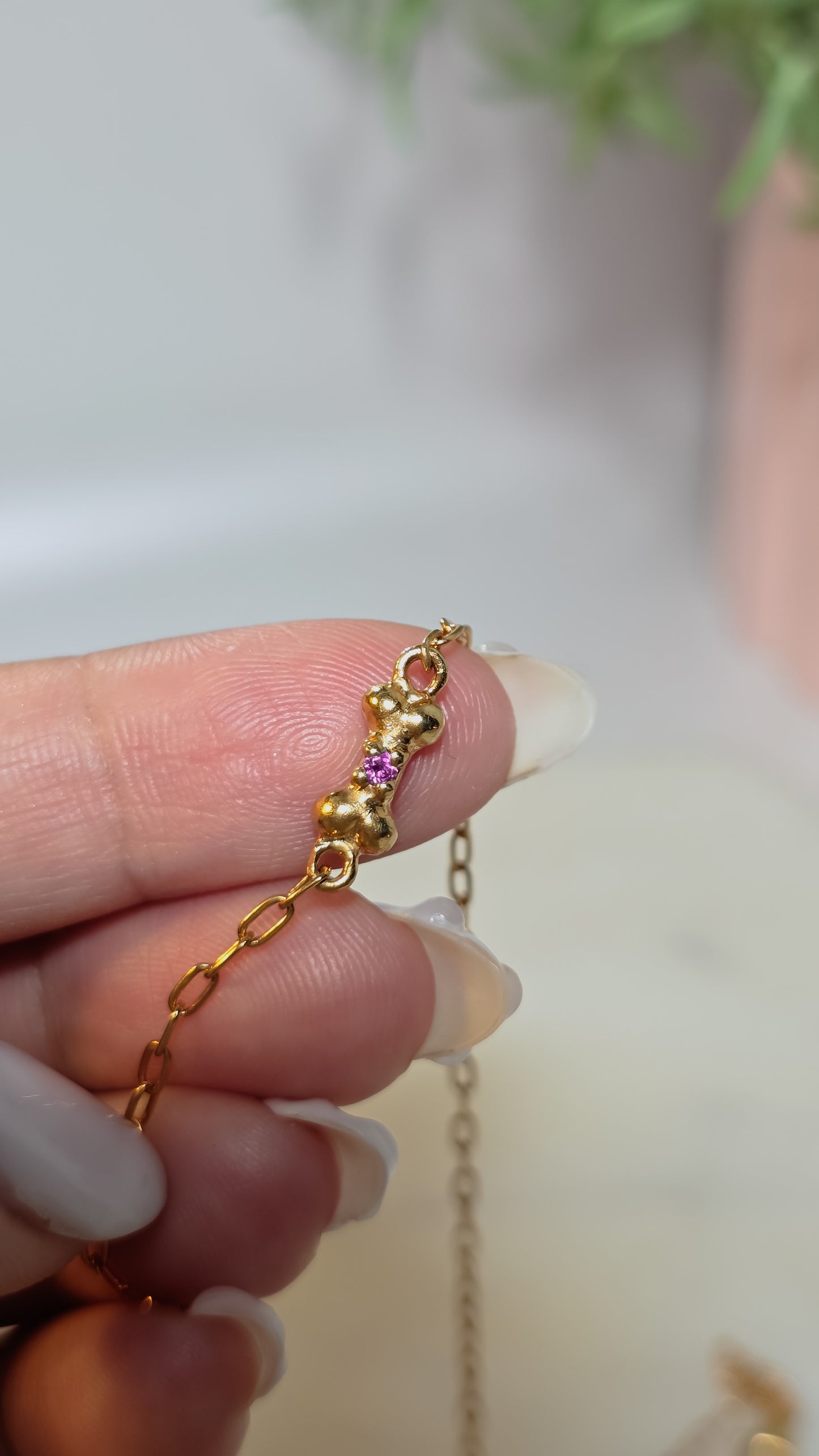 Collar con dije de Huesito Mini con granate rodolita