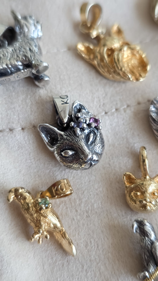 Dije de Gato con gemas cara chica