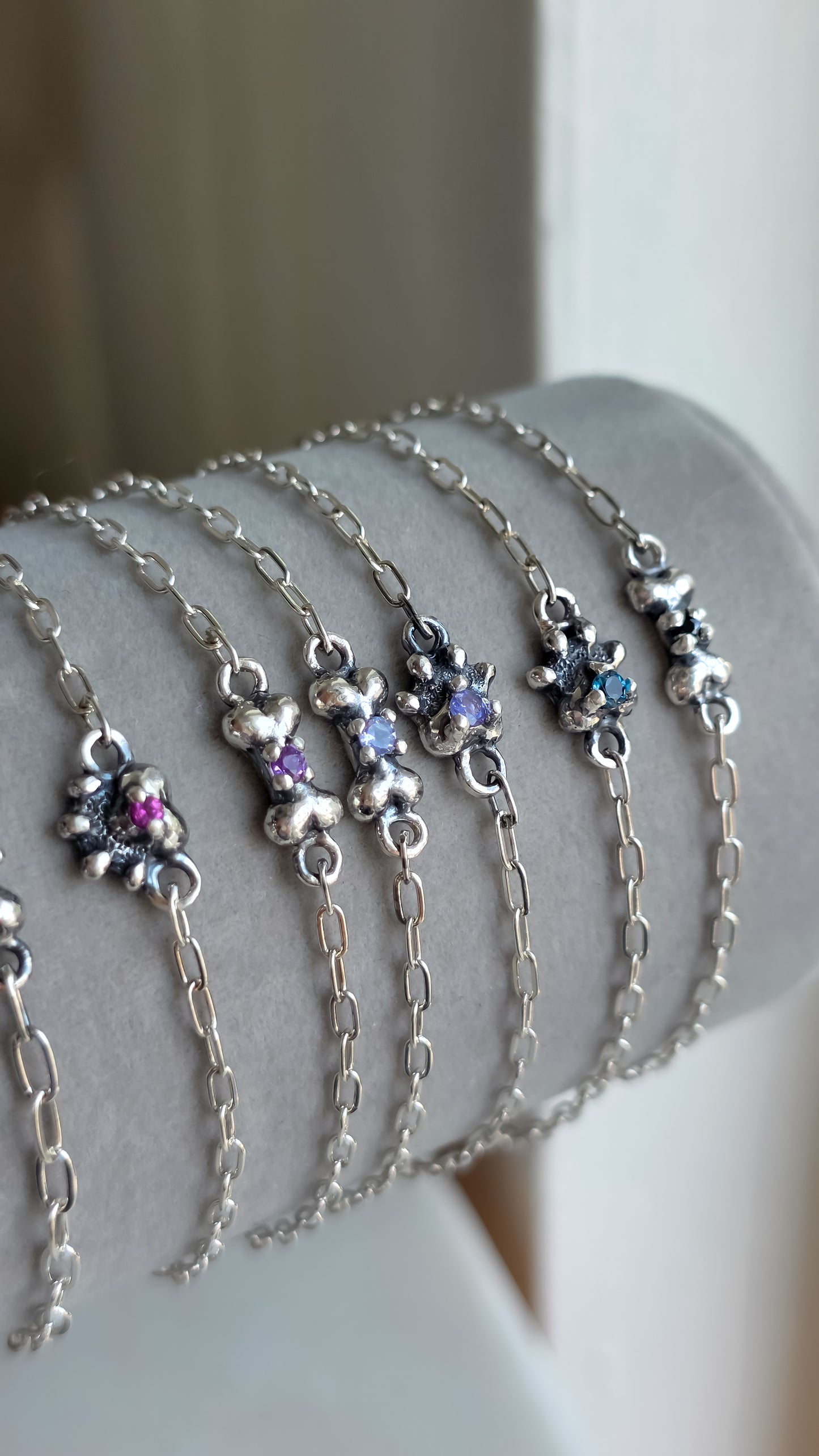 Pulsera huesito o huellita mini con gema