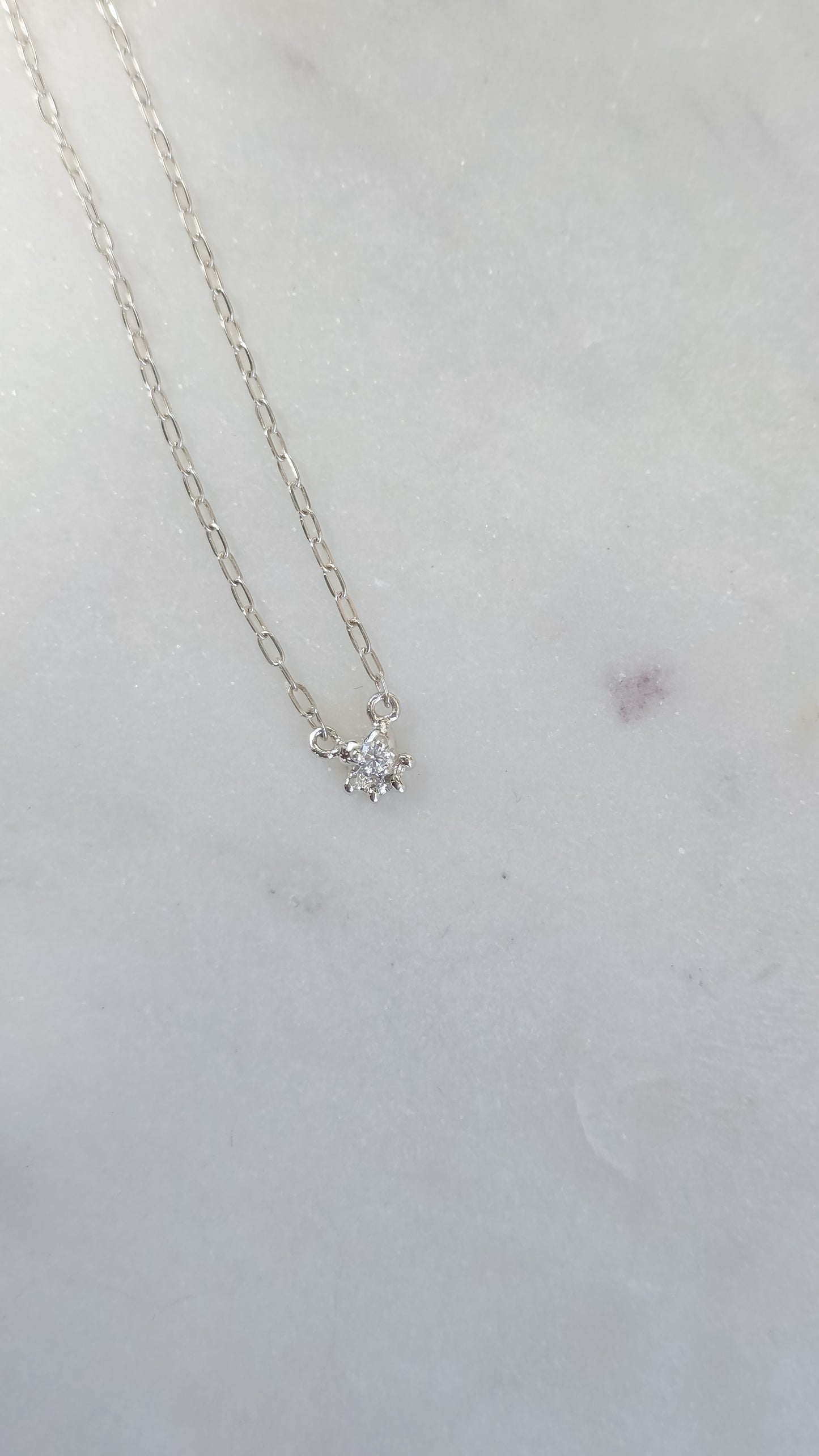 Collar con dije de Huellita Mini con moissanita